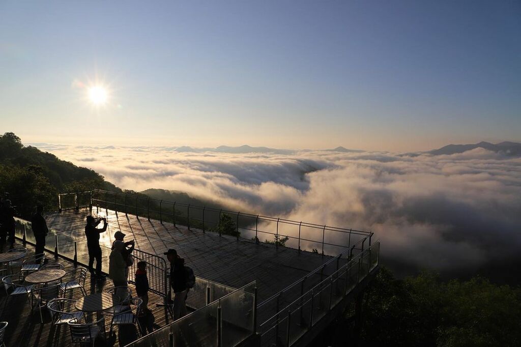 things to do in hokkaido | take a dreamy walk among the clouds at unkai terrace