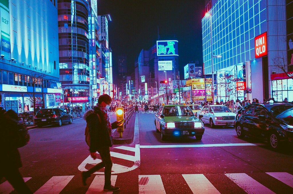 Crossing the street with handphone