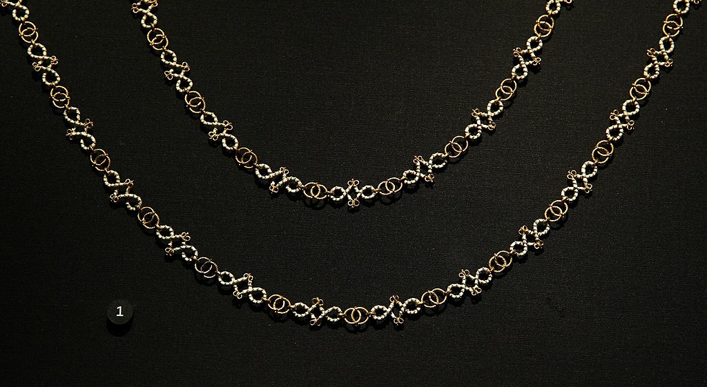Victoria and Albert Museum Jewellery 11042019 Necklace Enamelled gold Lovers knots Cheapside Hoard 3037