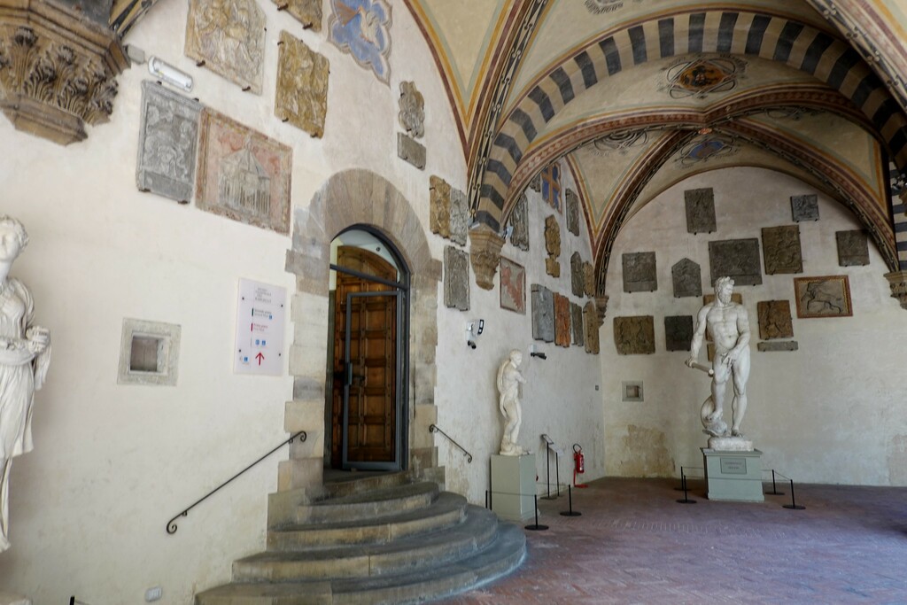 Inner courtyard of the Bargello,Florence, 1255 (3)