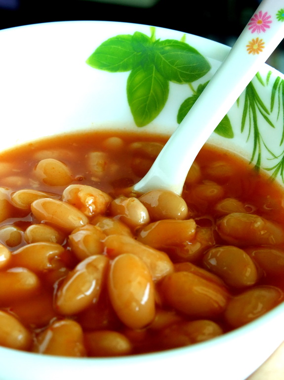Baked beans in tomato sauce