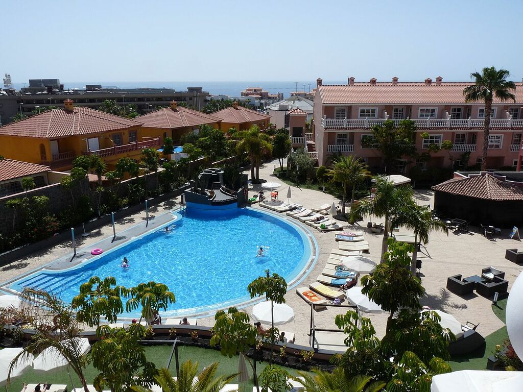 Aparthotel El Duque - one Pool 2012 - panoramio