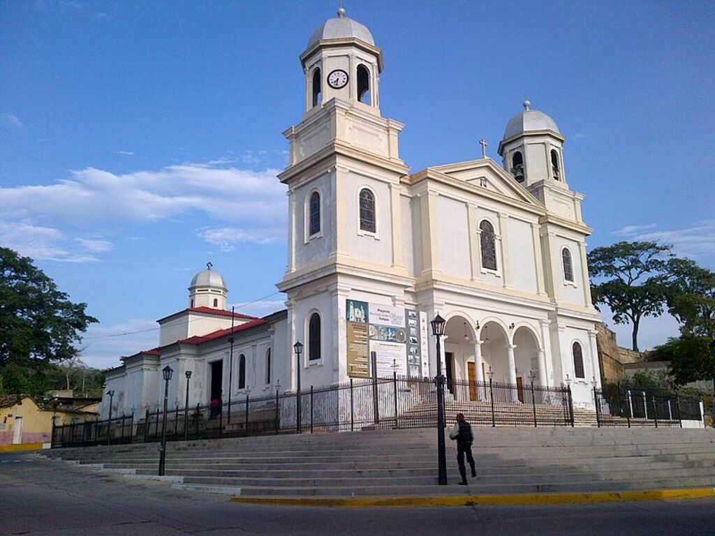 Iglesia de Santa Inés (Cumaná, Venezuela), vista lateral izquierda