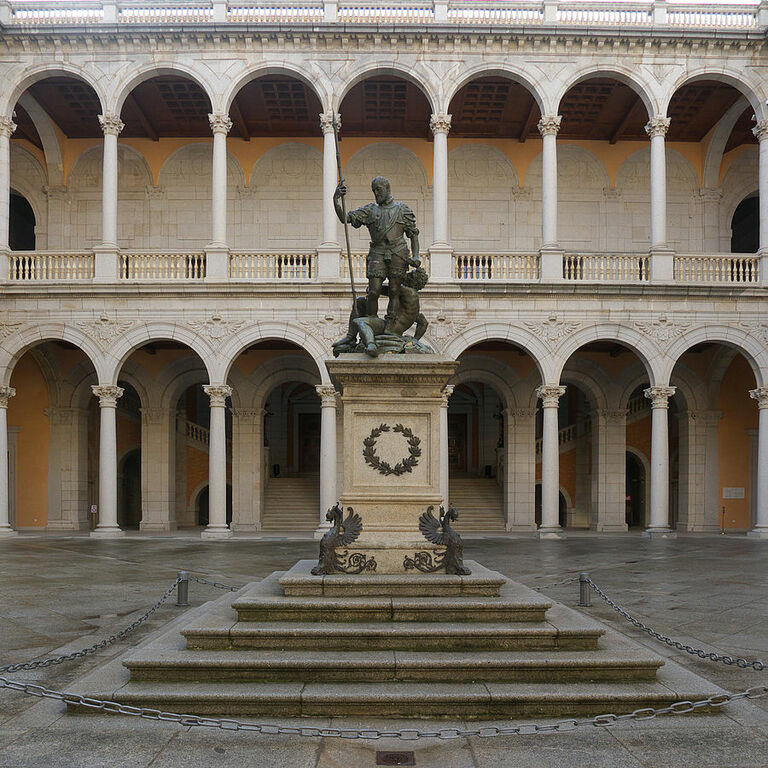 Alcázar de Toledo. Escultura de Carlos V