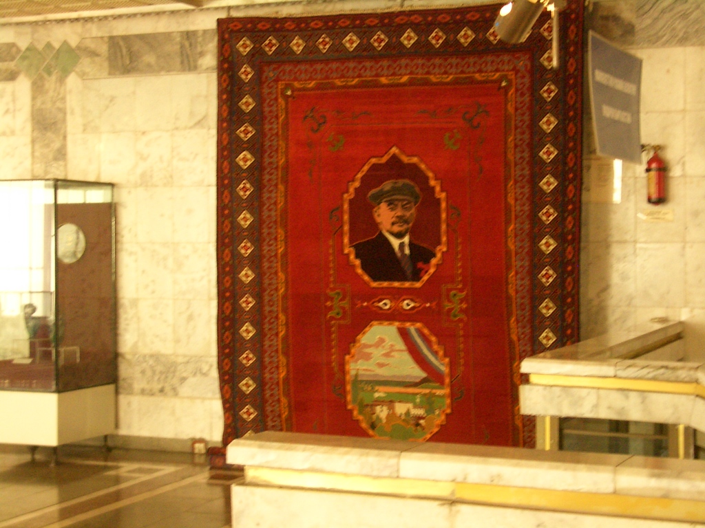 E7900-Bishkek-Museum-Lenin-carpet