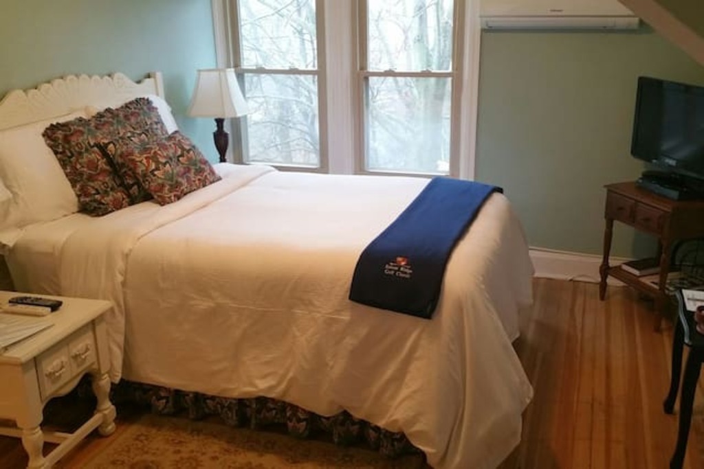 third-floor apartment with a whirlpool tub