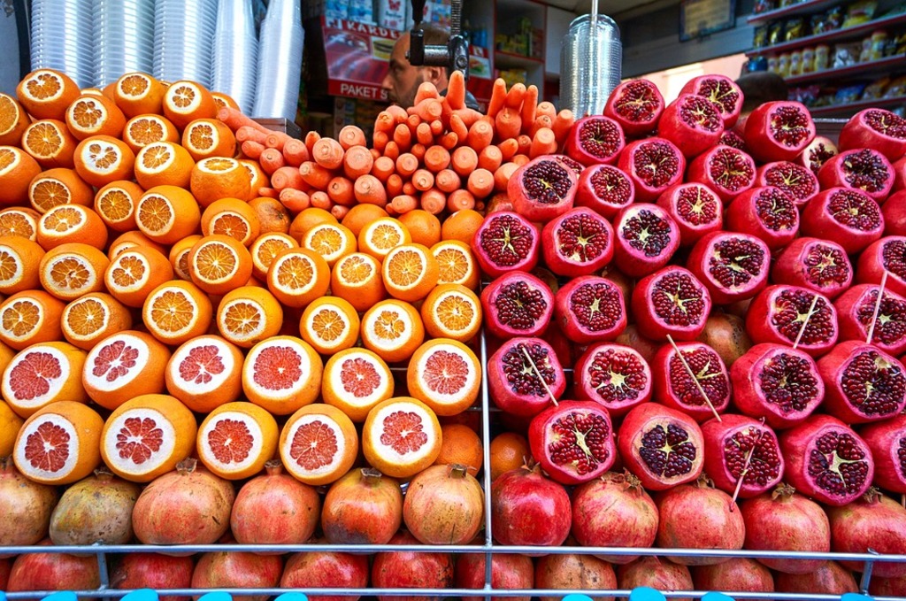 Fresh oranges & pomegranates in Istanbul