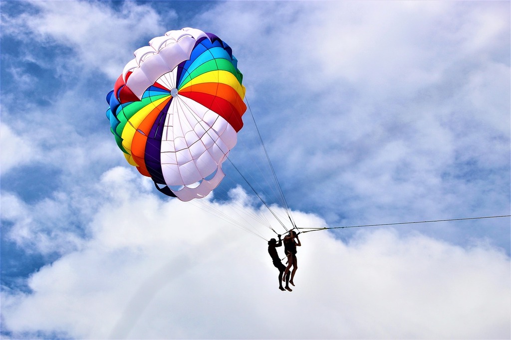 Patong Beach, parasailing