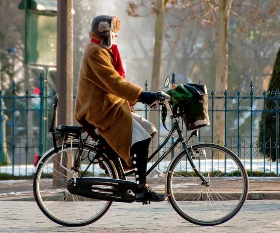 Cycliste à place d'Italie-Paris crop
