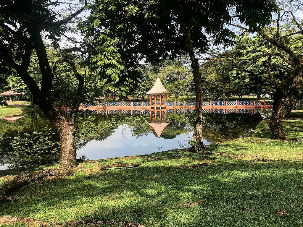 Taiping Lake Gardens pink bridge