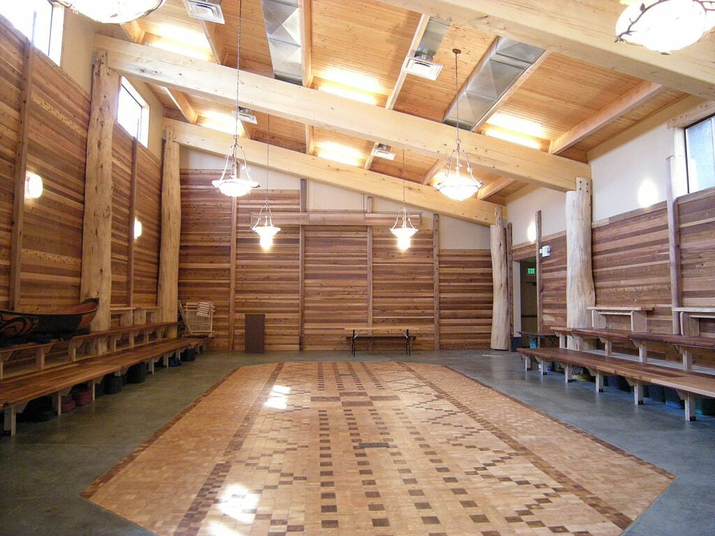 Duwamish Longhouse interior 02