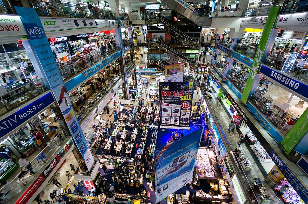 Pantip Plaza interior by kylehase (14366539091)