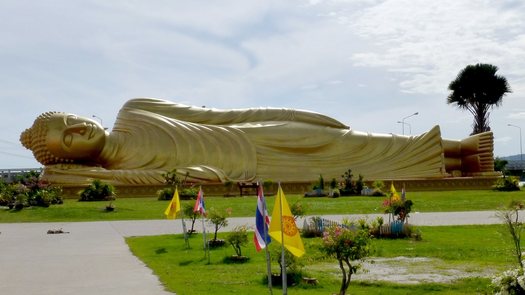 Wat Phranon Laem Pho - 001 Reclining Buddha Statue (10358770663)