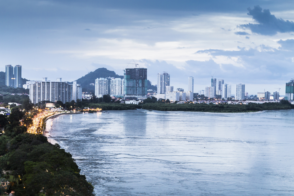 Besides the hawker centre, Gurney Drive is also a nice place for a stroll in the evening 