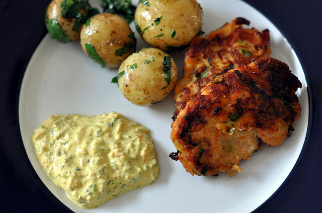 Hjemmelavet remoulade, kartofler med ramsløg og fiskefrikadeller med asparges, laks og rejer (5734178372)