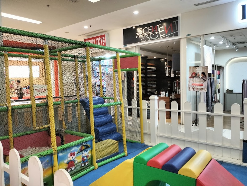 Playground in front of Yoshinoya
