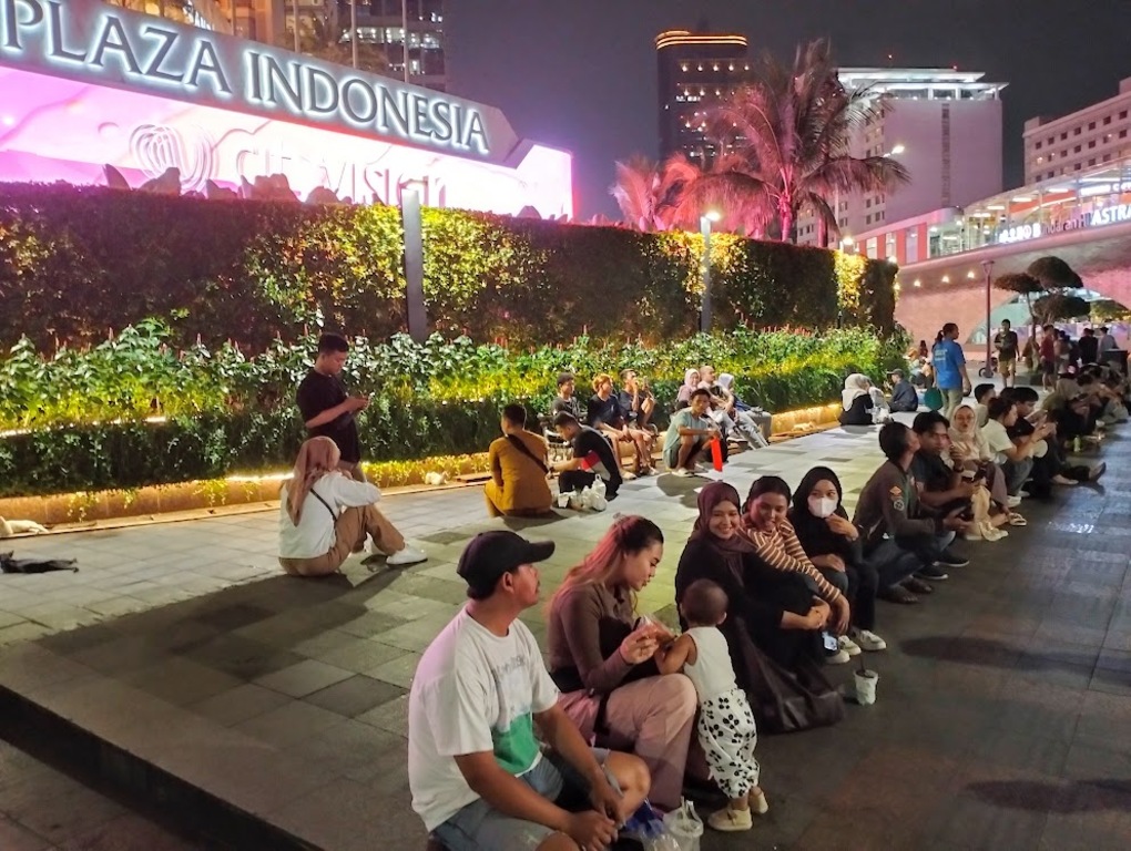 Crowds in front of the shopping mall
