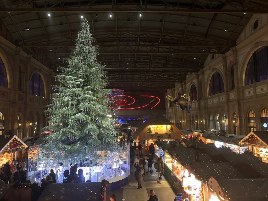 Zurich Christmas-market at the train station