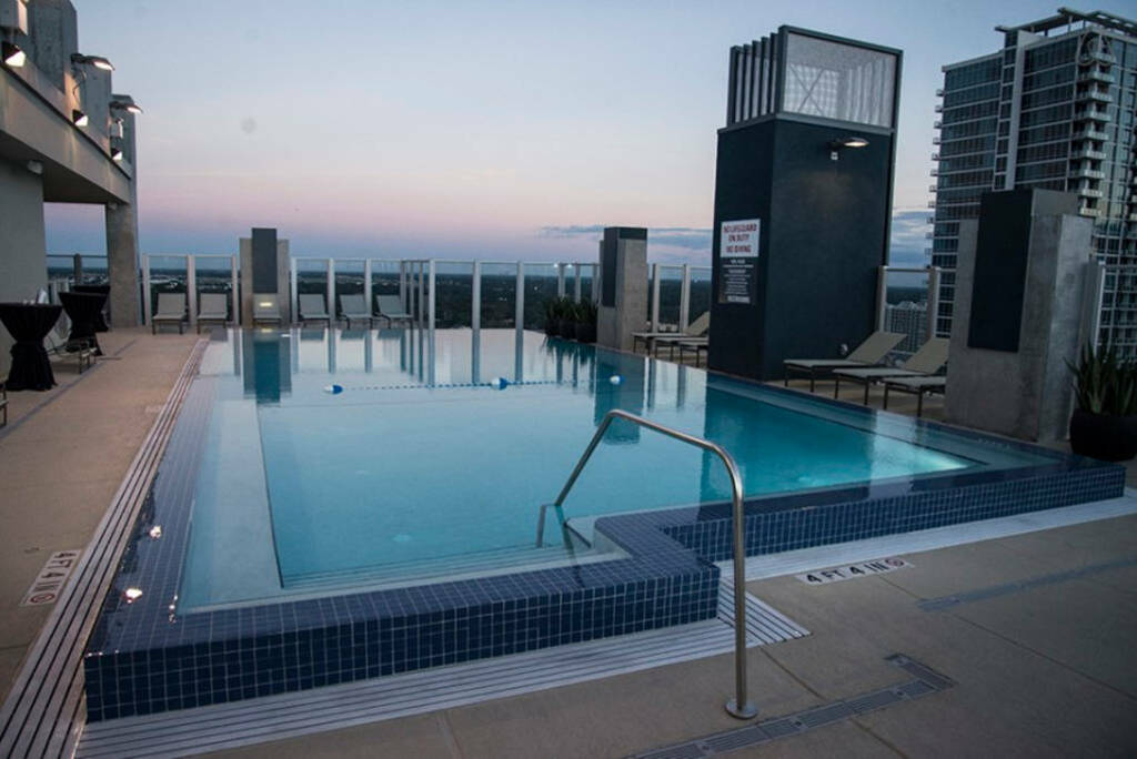 orlando: 20 aluguéis de temporada airbnb para o feriado perfeito no estado da luz do sol | desfrute deste quarto de luxo e de sua varanda