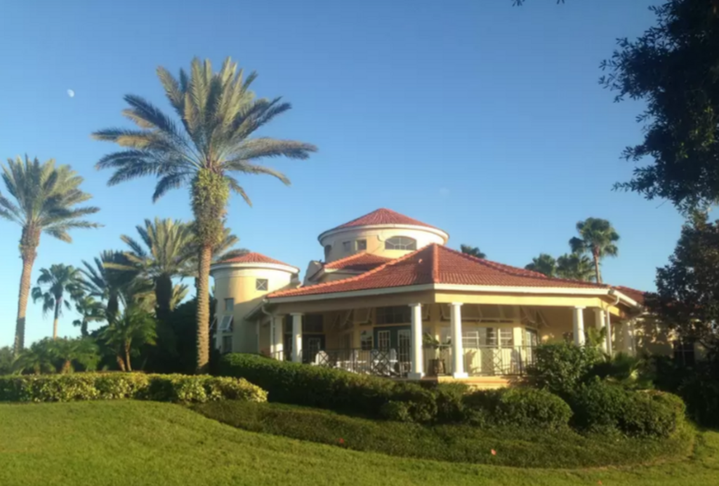orlando: 20 aluguéis de temporada airbnb para o feriado perfeito no estado da luz do sol | faça uma jogada certeira neste condomínio de campo de golfe