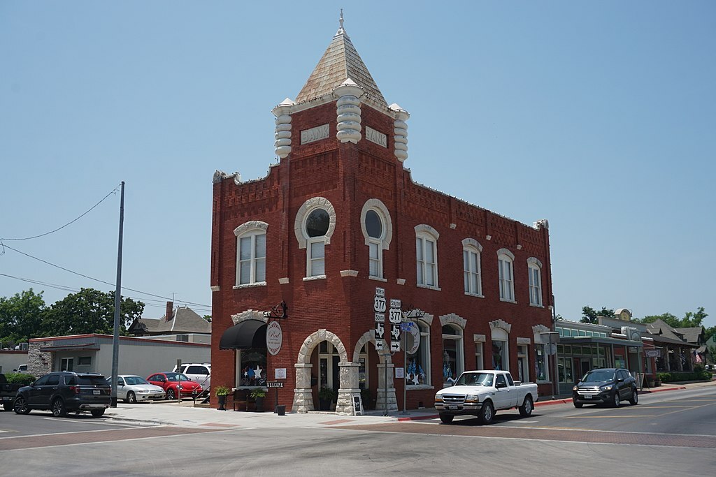 Granbury June 2018 33 (Red On the Square - Texas State Bank)