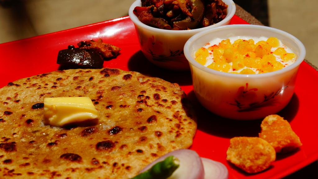 Aloo Parantha Makkhan Maar Ke
