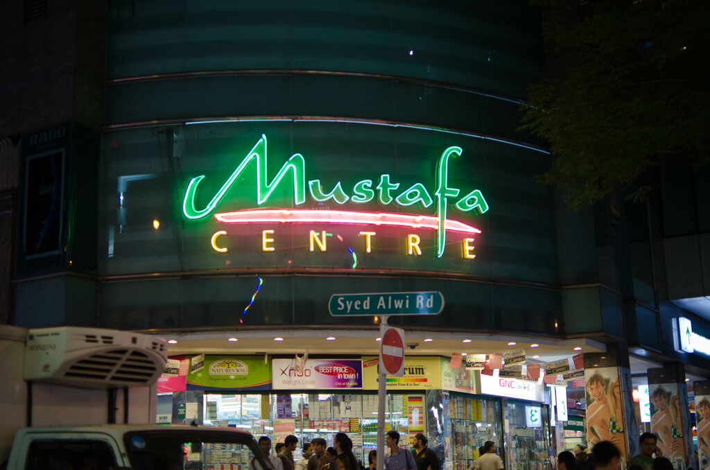 outside the Mustafa Centre (24 hour shopping megamegamegaplex)