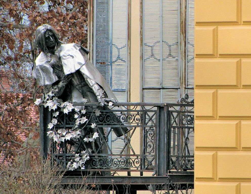 Varga Imre szobra Liszt Ferencről a püspöki palota erkélyén, Pecs1