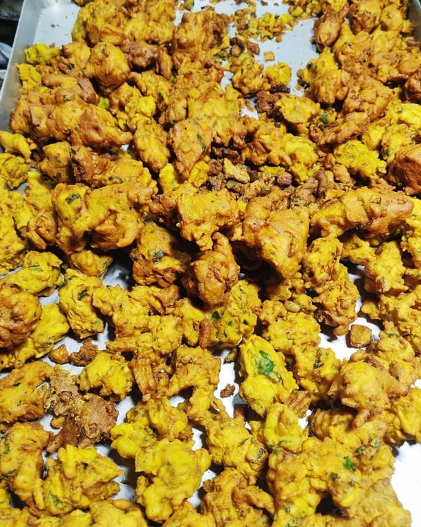 street food in delhi | pakode (savoury fritters)