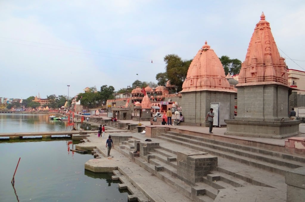 Le Shri Ram Ghat sur la rivière Shipra (Ujjain, Inde)
