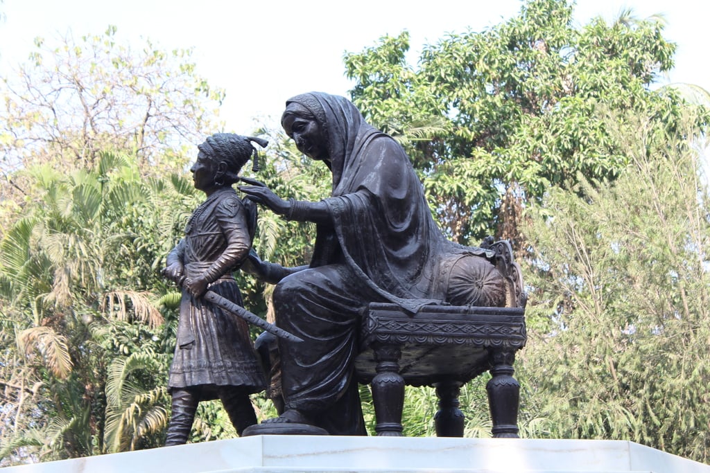 Jijabai and Shivaji 03