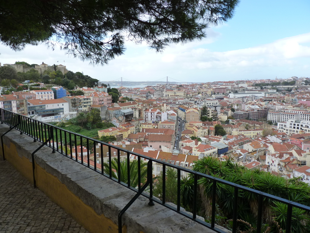 Vista do Mirador da Graça sobre o Castelo de S. Jorge
