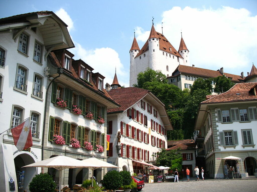 4197 - Thun - Schloss Thun over Rathausplatz