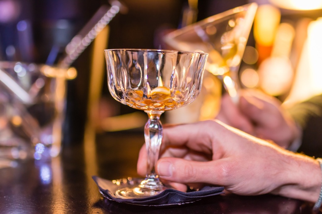 go on a bar crawl