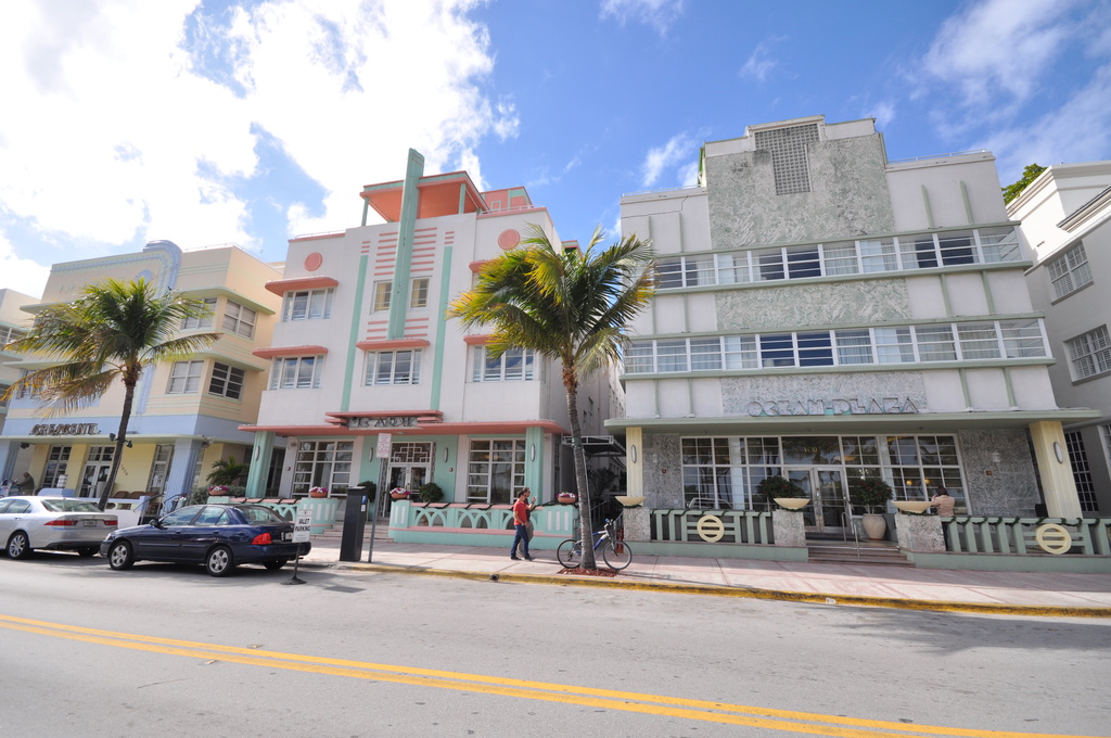 Ocean Drive - Art Deco buildings in Miami (5410502514)