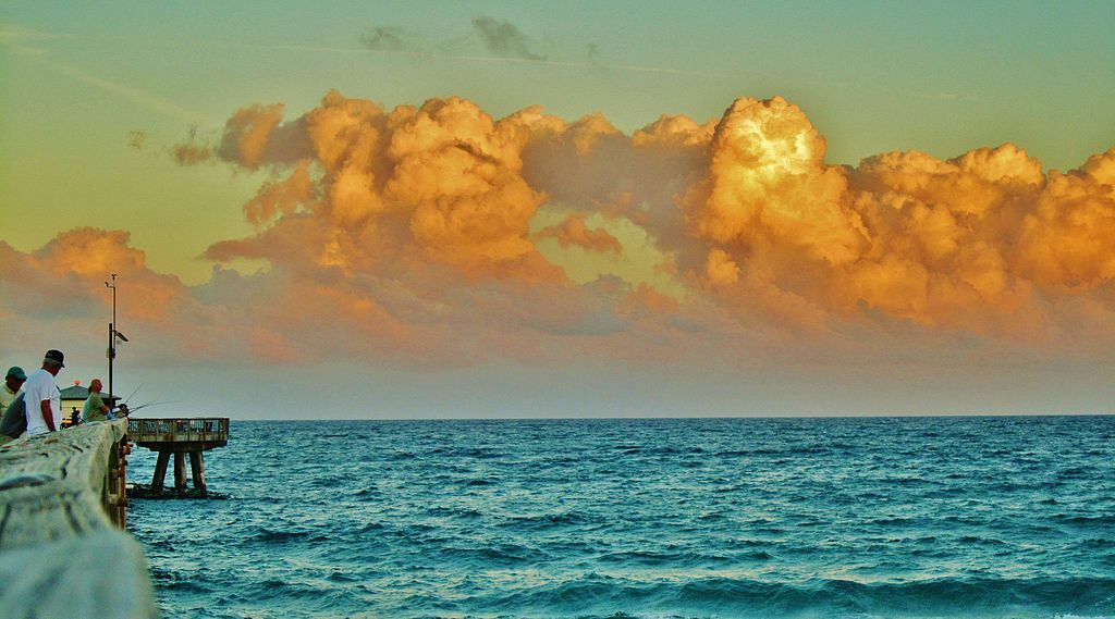 Pêcher avant la tomber du jour au quai de Pompano Beach, Floride. Fishing on the pier before the darkness comes... - panoramio
