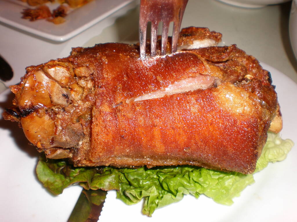 Patio Filipino crispy pata