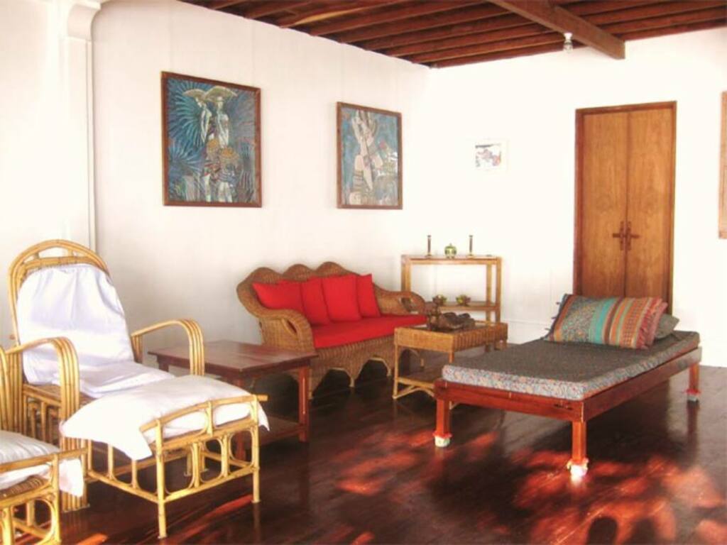 Commodious living room