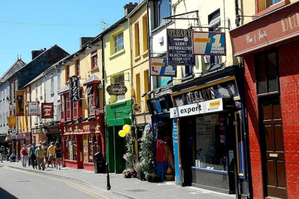 newly decorated two-bedroom in the centre of killarney