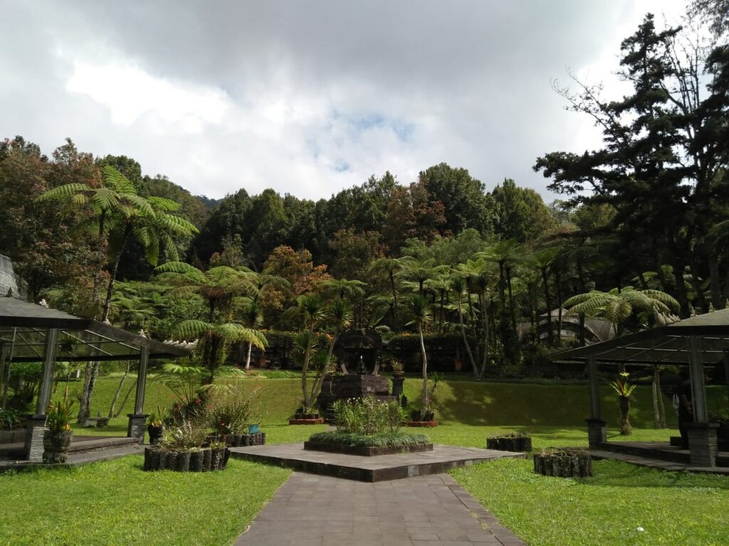KEBUN RAYA BALI oleh IMROATIN HASANA