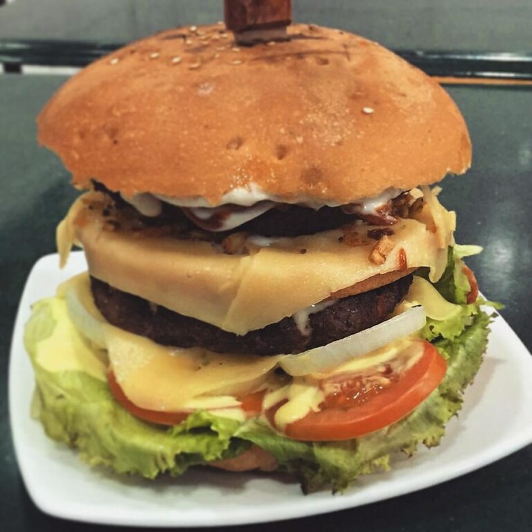Ven y disfruta nuestra rica hamburguesa de ress + cerdo Gourmet con Tocineta y queso  #Regrann