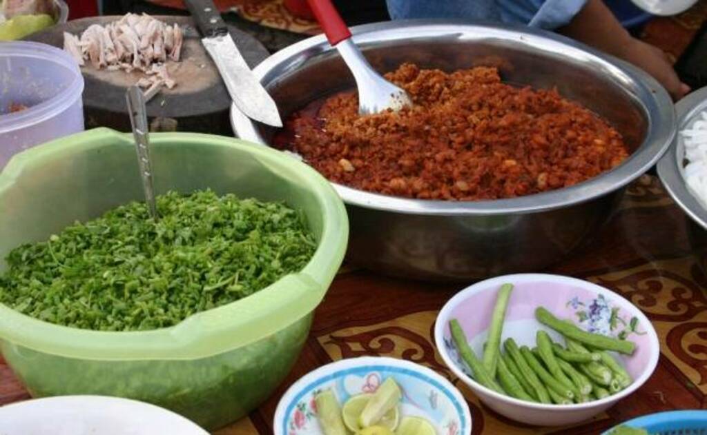 things to do in luang prabhang laos | sample local street food