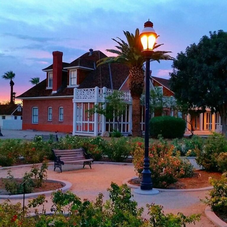 things to do in glendale arizona | have a picnic in the beautiful sahuaro ranch park