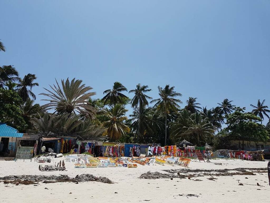 things to do in mombasa kenya | support the local people and shop on the beach