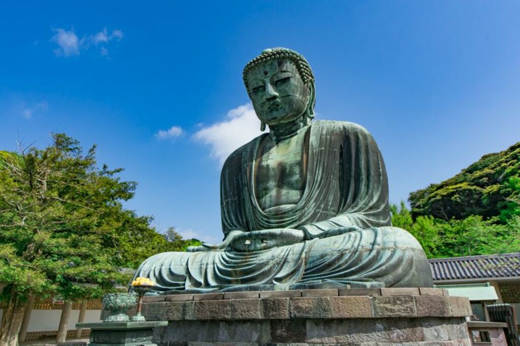 Visit the colossal Great Buddha of Kōtoku-in